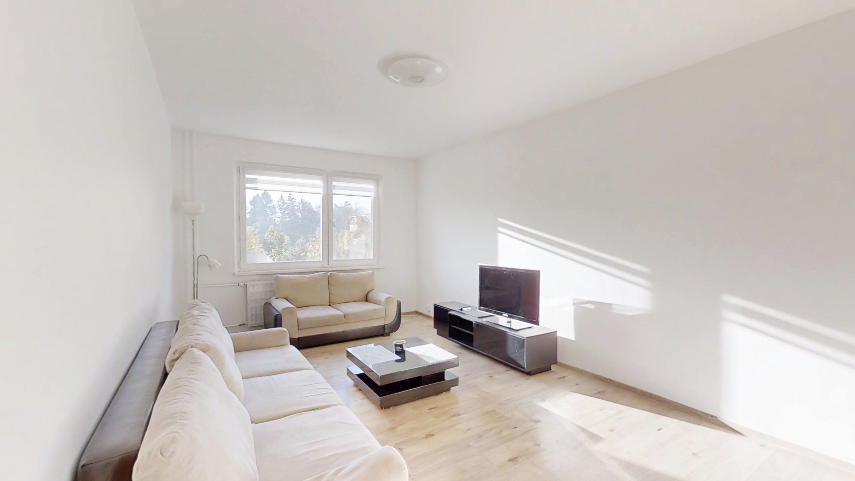 REZERVOVANÝ: Elegantný 2-izbový byt s výhľadom a balkónom – Vlčince III, ul. Tatranská, Žilina