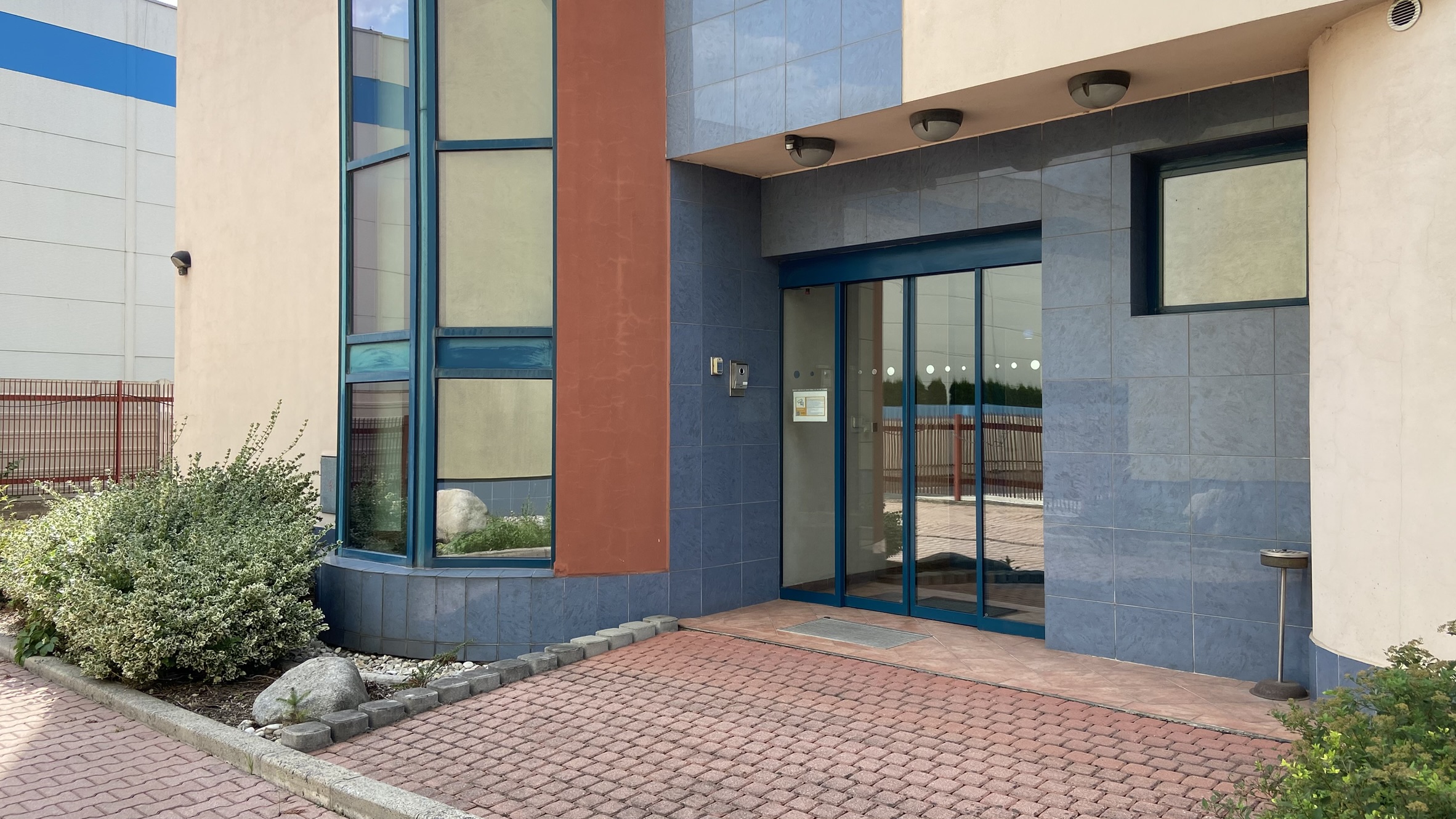 Na prenájom komerčná budova s vlastným parkovaním - Žilina